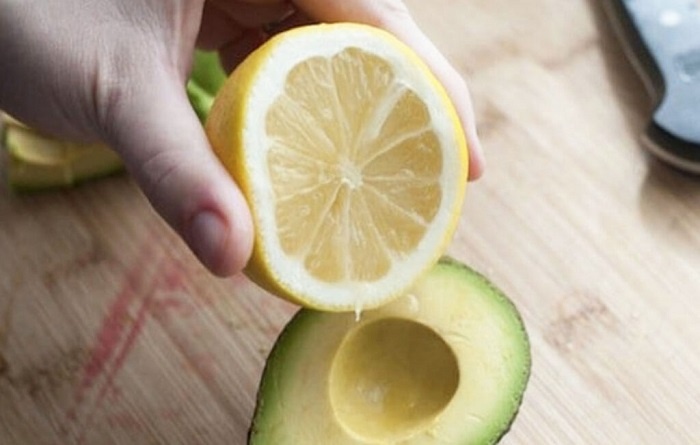 Сбрызните авокадо лимонным соком. / Фото: prohranenie.com