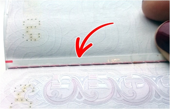 Клейкая лента в паспорте / Источник: withwe.info