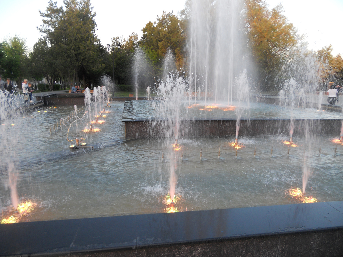 Авторское фото.   Фонтан  в г. Евпатории, у Гортеатра.