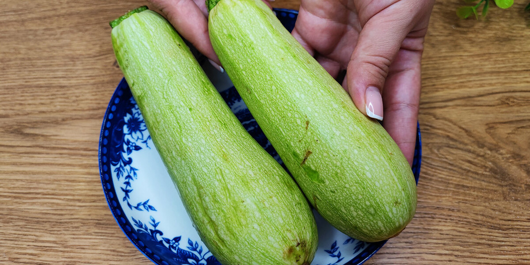 Попробовала в гостях очень вкусные кабачки, приготовленные необычным способом. Готовлю теперь так каждую неделю