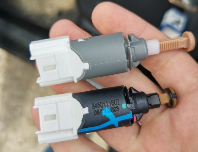 Неисправный датчик педали тормоза нужно менять как можно быстрее, особенно если ваш автомобиль на вариаторе