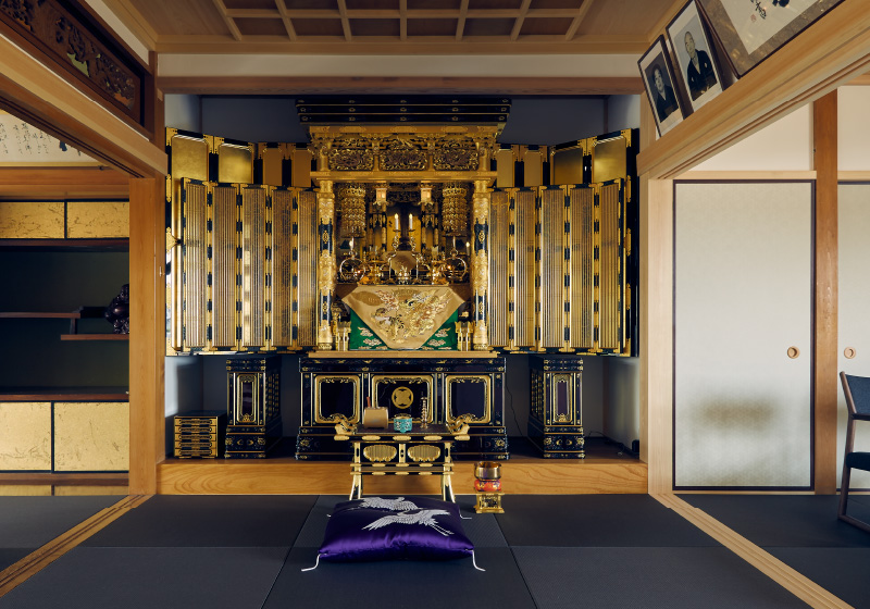 Бутсудан (仏壇), альтарь предков - представлял собой важную часть домашней жизни, особенно в семьях, придерживавшихся буддистских обрядов (чаще всего сингон, дзэн или дзёдо-сю).