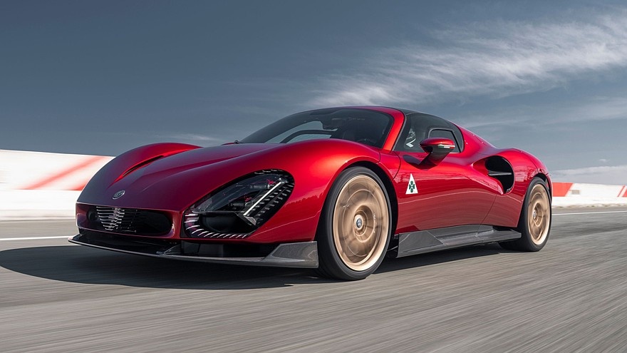    На фото: Alfa Romeo 33 Stradale (выпущено всего 33 экземпляра)