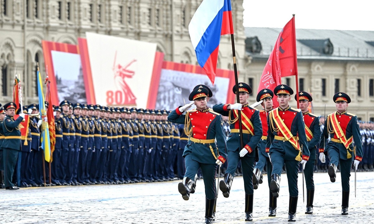 Скриншот трансляции парада Победы. Два флага - одна история