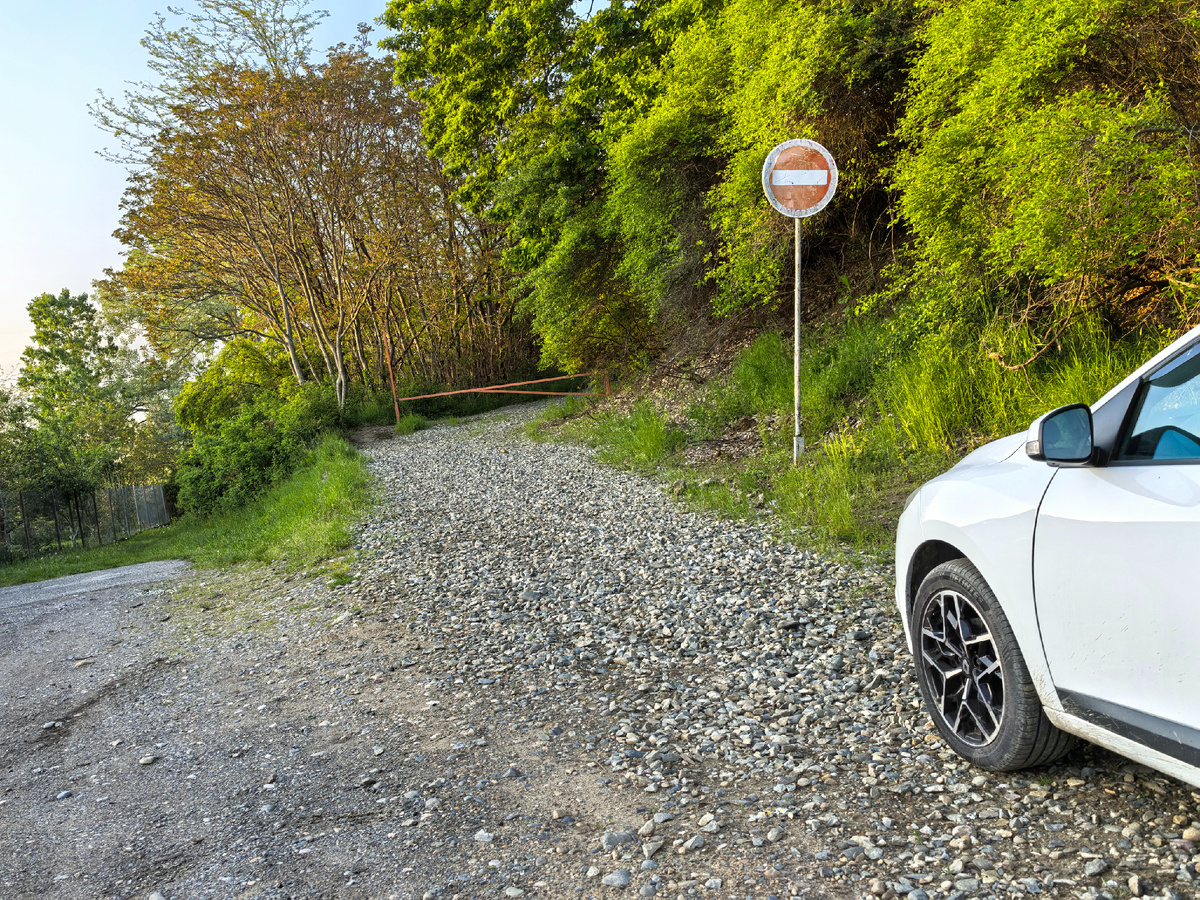 Оставляю машину у шлагбаума - входа в лесопарковую зону.
