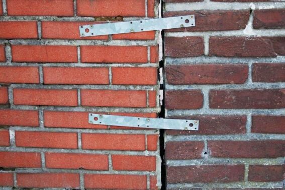 Вот так можно соединить каменные стены, чтобы не упали. И не упадут ни за что, и не сомневайтесь!