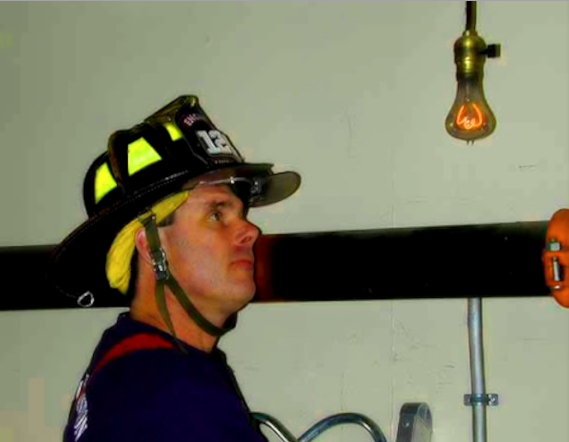 Вот эта лампа в пожарной части, которая светит уже 122 года!