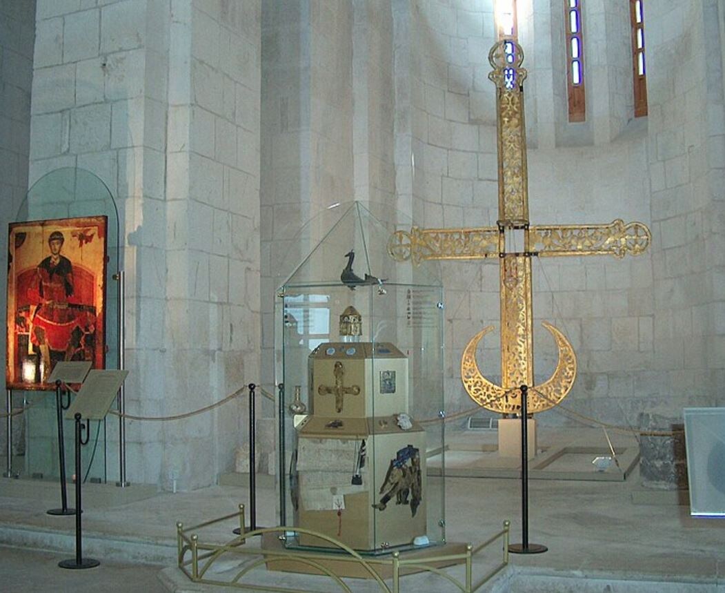 Экспозиция внутри Дмитриевского собора во Владимире (иллюстрация из открытых источников)