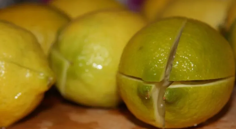 Вот так нужно нарезать лимоны для засолки. Источник фото gastronom.ru