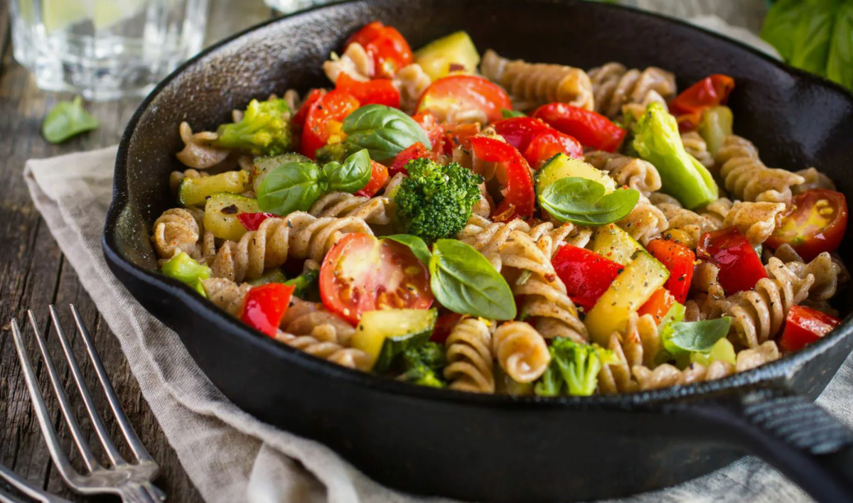Макароны с овощами приготовленные в одной сковородке. Источник фото msn.com