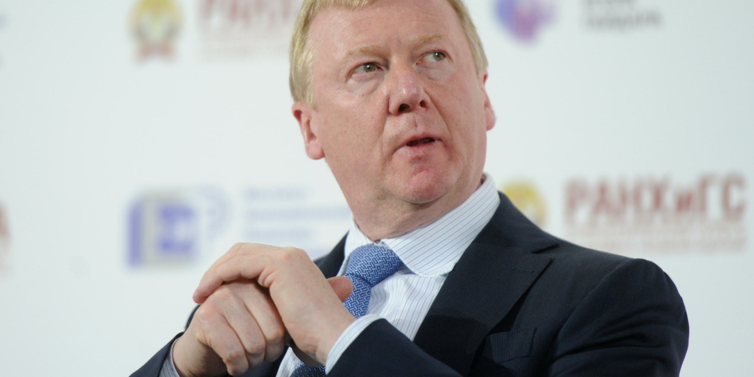 Чубайс до сих пор получает пенсию в России. Вы можете представить себе эти суммы?