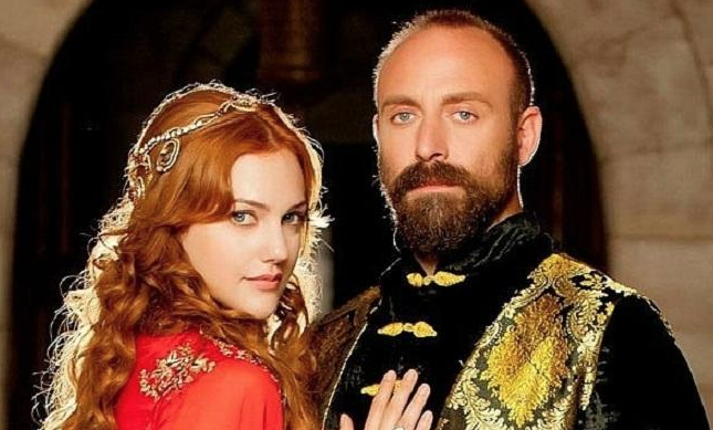    "Первой турецкой ласточкой в 2011 году стал сериал «Великолепный век» с Мерьем Узерли и Халитом Эргенчем в главных ролях. ФОТО: постер сериала"