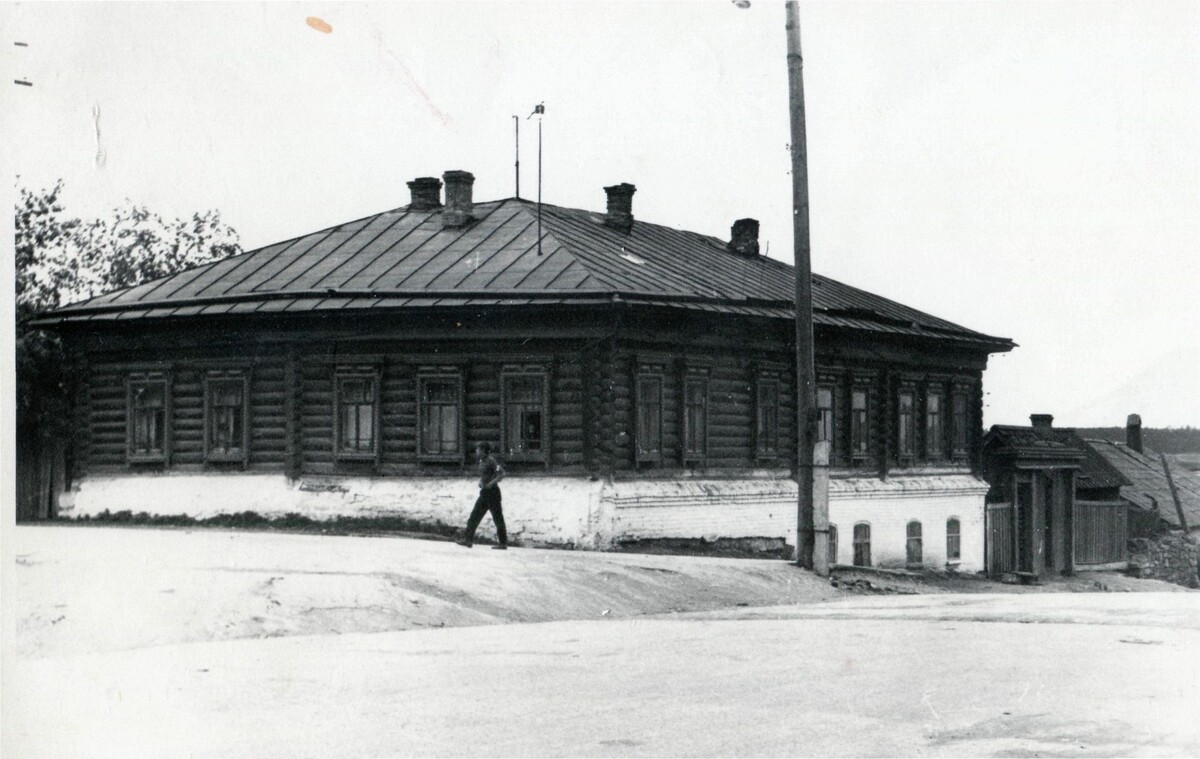    1-ая школа села Набережные Челны. Здесь находилась церковно-приходская школа с 1914 г. Фото 1965 г