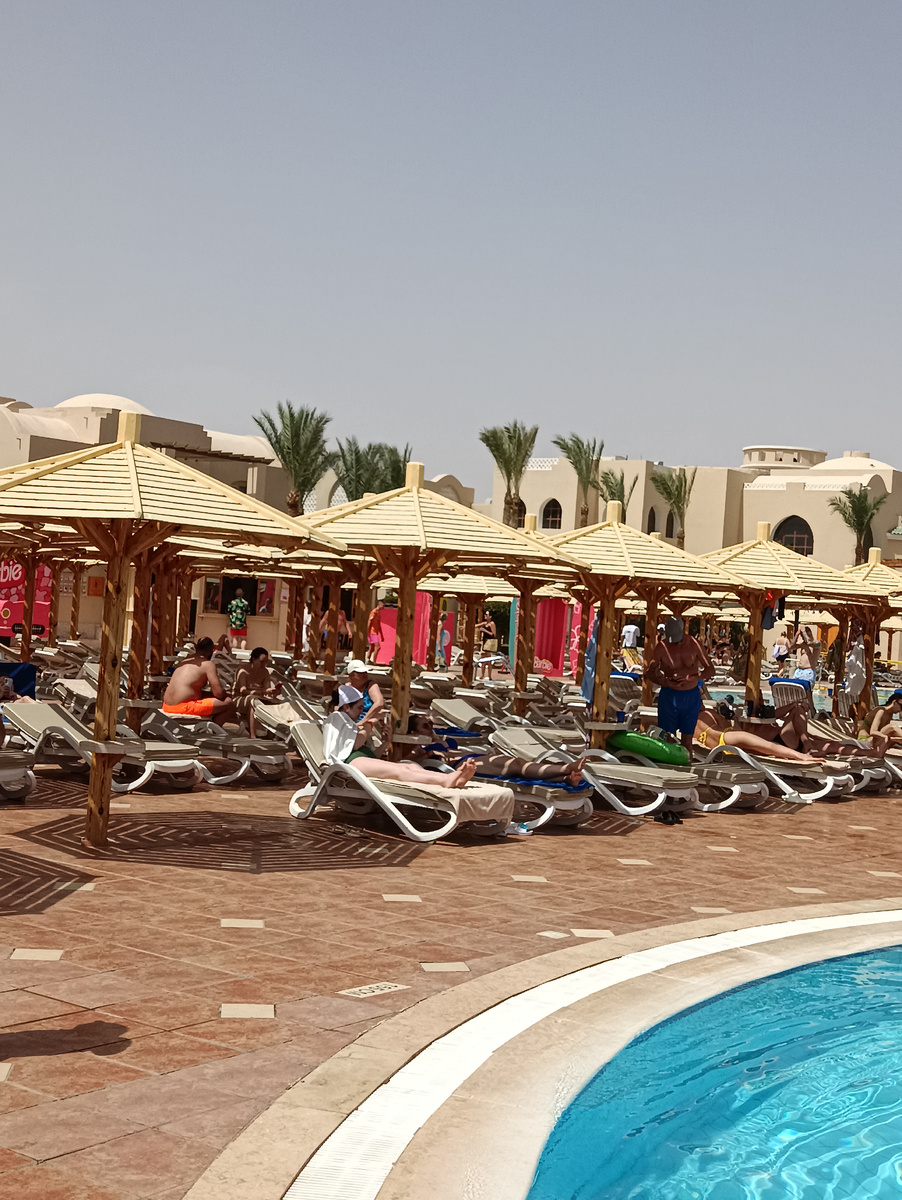 Бассейн с декорациями для вечеринки