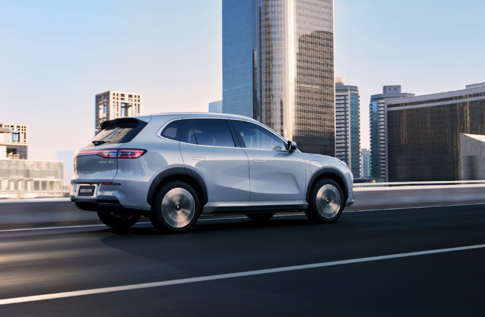 Geely EX5 впервые вошел в Топ продаж российского рынка новых электрокаров.