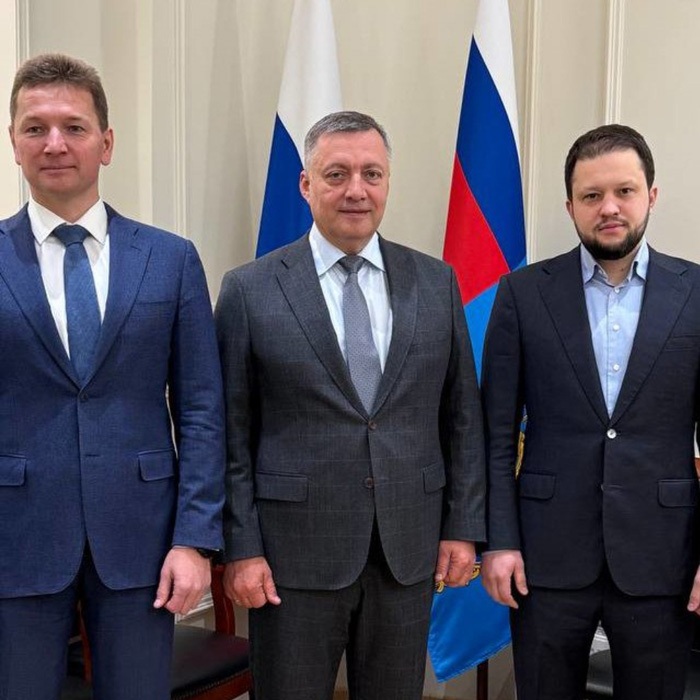 Губернатор Иркутской области Игорь Кобзев встретился с первым замминистра транспорта РФ Валентином Ивановым и руководителем Федерального агентства воздушного транспорта Дмитрием Ядровым. Они обсудили ремонт аэропортов Киренска и Усть-Кута, а также строительство нового аэропорта Иркутска. По словам Кобзева, все эти работы запланированы на ближайшие годы.