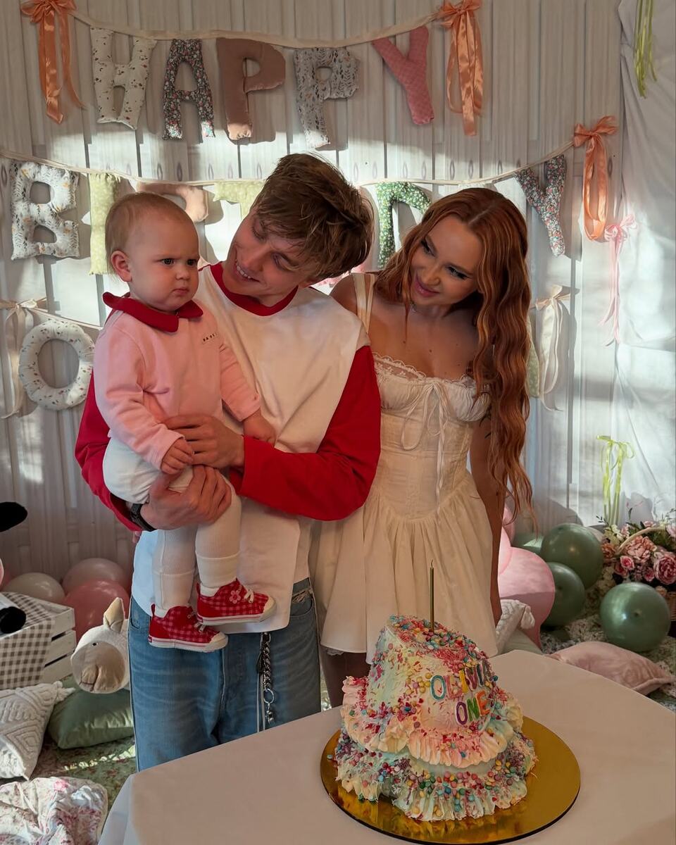    Влад Бумага и Юлия Годунова с малышкой ОливиейСоцсети Юлии Годуновой