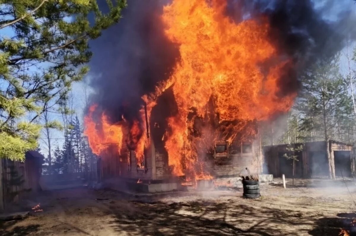    По прибытию первых подразделений пожарной охраны дачный дом полностью охвачен огнем.