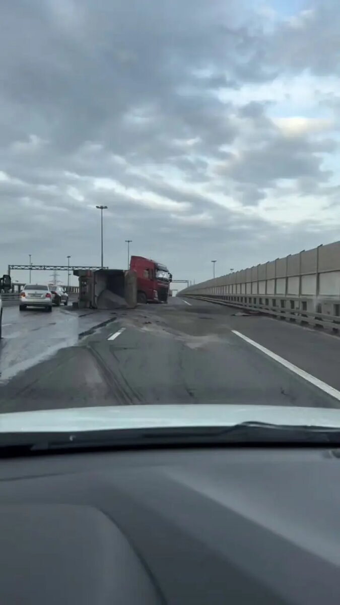    Фото: скрин видео из Telegram-канала «Мегаполис | ДТП и ЧП | Санкт-Петербург | Питер»