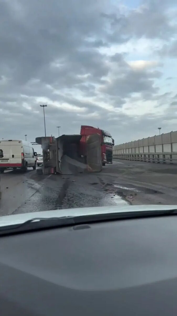    Фото: скрин видео из Telegram-канала «Мегаполис | ДТП и ЧП | Санкт-Петербург | Питер»