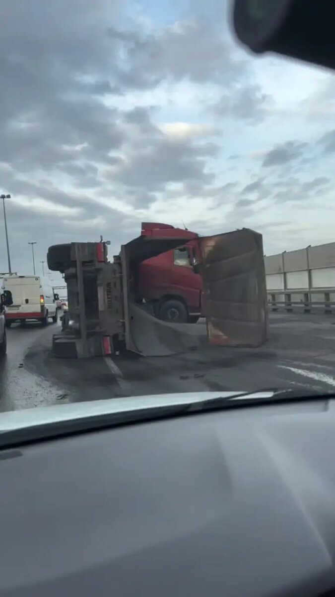    Фото: скрин видео из Telegram-канала «Мегаполис | ДТП и ЧП | Санкт-Петербург | Питер»