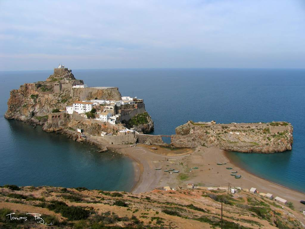 Одна из таких необычных «границ» в мире находится между Испанией и Марокко. И длина её всего 85 метров (!).