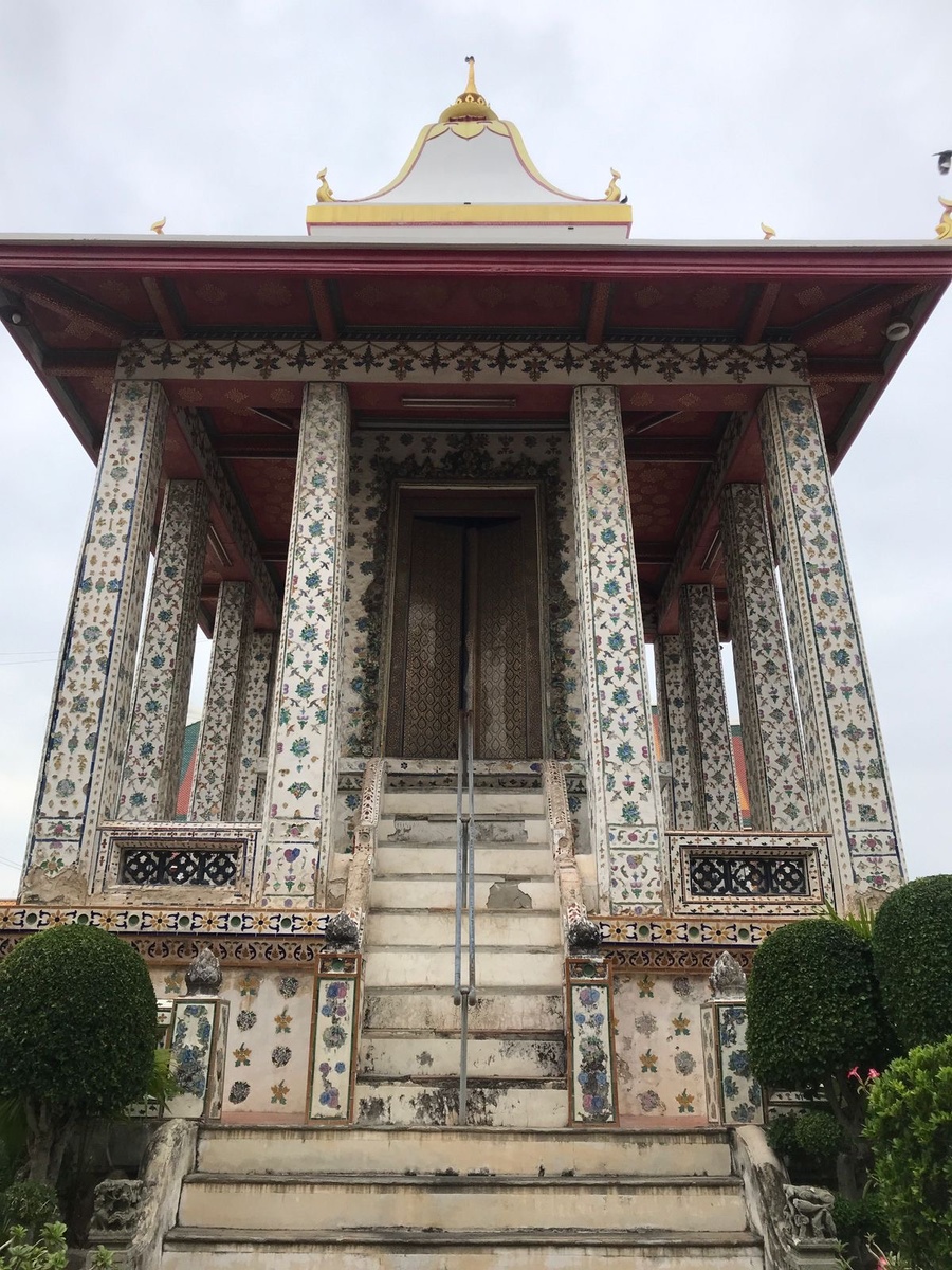 Одно из закрытых мест храма Ват Арун.