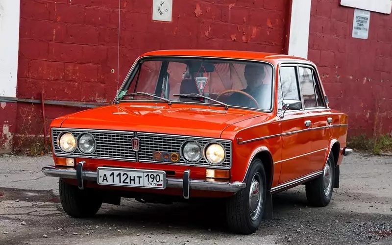 Красная «шестерка» и «Волга» - именно на таких авто ездили наши дедушки и отцы, а старшие братья мечтали о них! Но во Владивостоке в 90-е все резко изменилось…