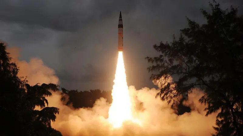 Индийская ракета Agni-5 с ядерной боеголовкой имеет дальность полета более 5000 км.