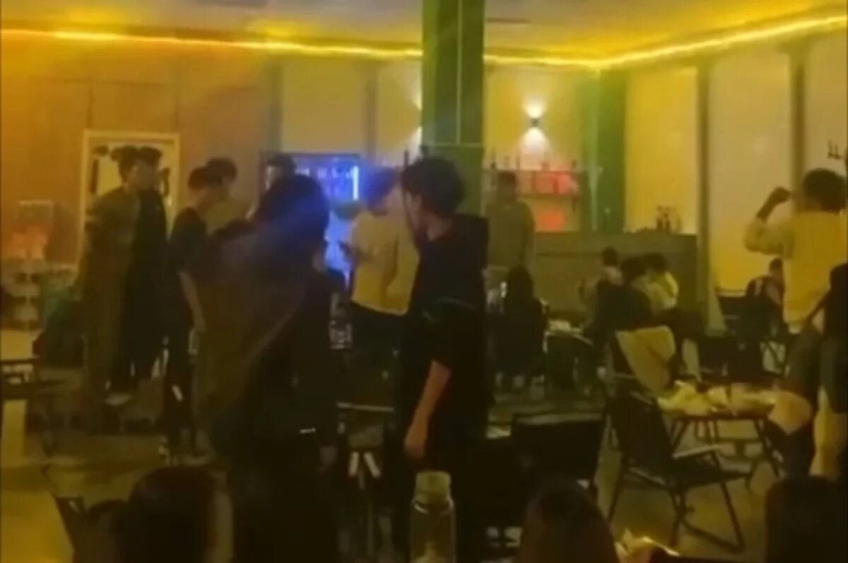    В заведении проходят азартные игры на деньги, продаются спиртные напитки