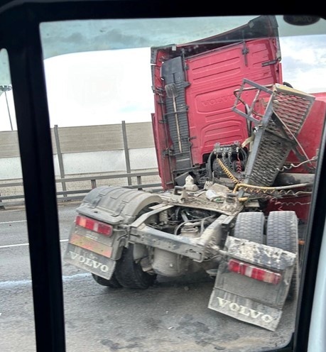    Перевернувшийся на КАД самосвал Автор фото: t.me/Megapolisonline