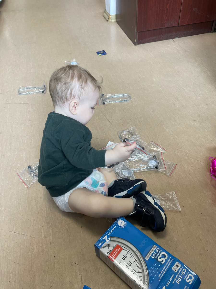 За несколько дней до травмы малыш в гостях у подруги мамы, сам снял джинсы и разобрал запасные части тонометров.