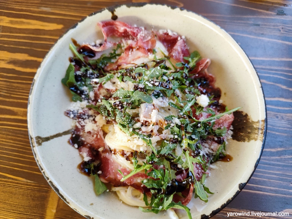 Паста с пармской ветчиной и вешенками под трюфельным соусом