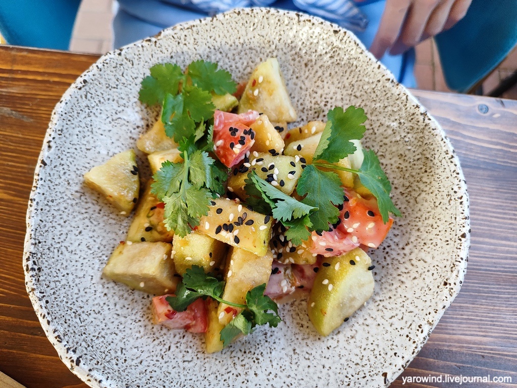 Салат с хрустящим баклажаном