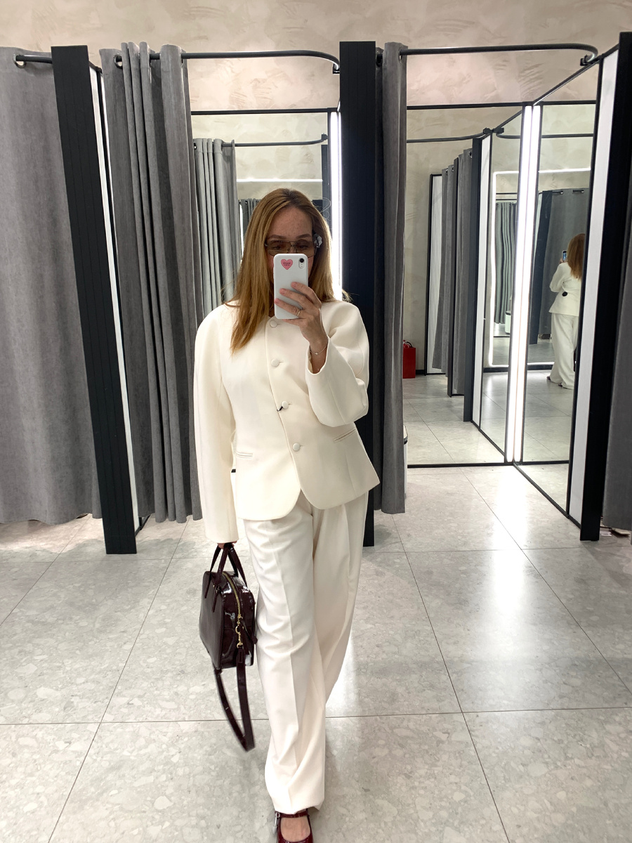 Приталенный жакет с широкими плечами, а-ля 90-е. Или 80-е?)) красиво и элегантно 