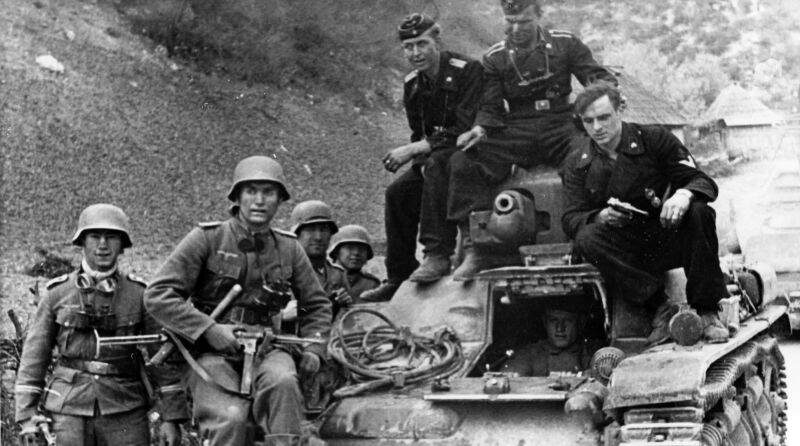 15 мая 1943 года силы Народно-освободительной армии Югославии (НОАЮ) под командованием Иосипа Броза Тито вступили в неравный бой с превосходящими войсками нацистской Германии, Италии, Независимого государства Хорватия (НГХ) и их союзников. Несмотря на тяжелейшие потери, партизанам удалось вырваться из окружения, что стало переломным моментом в борьбе за освобождение Югославии.