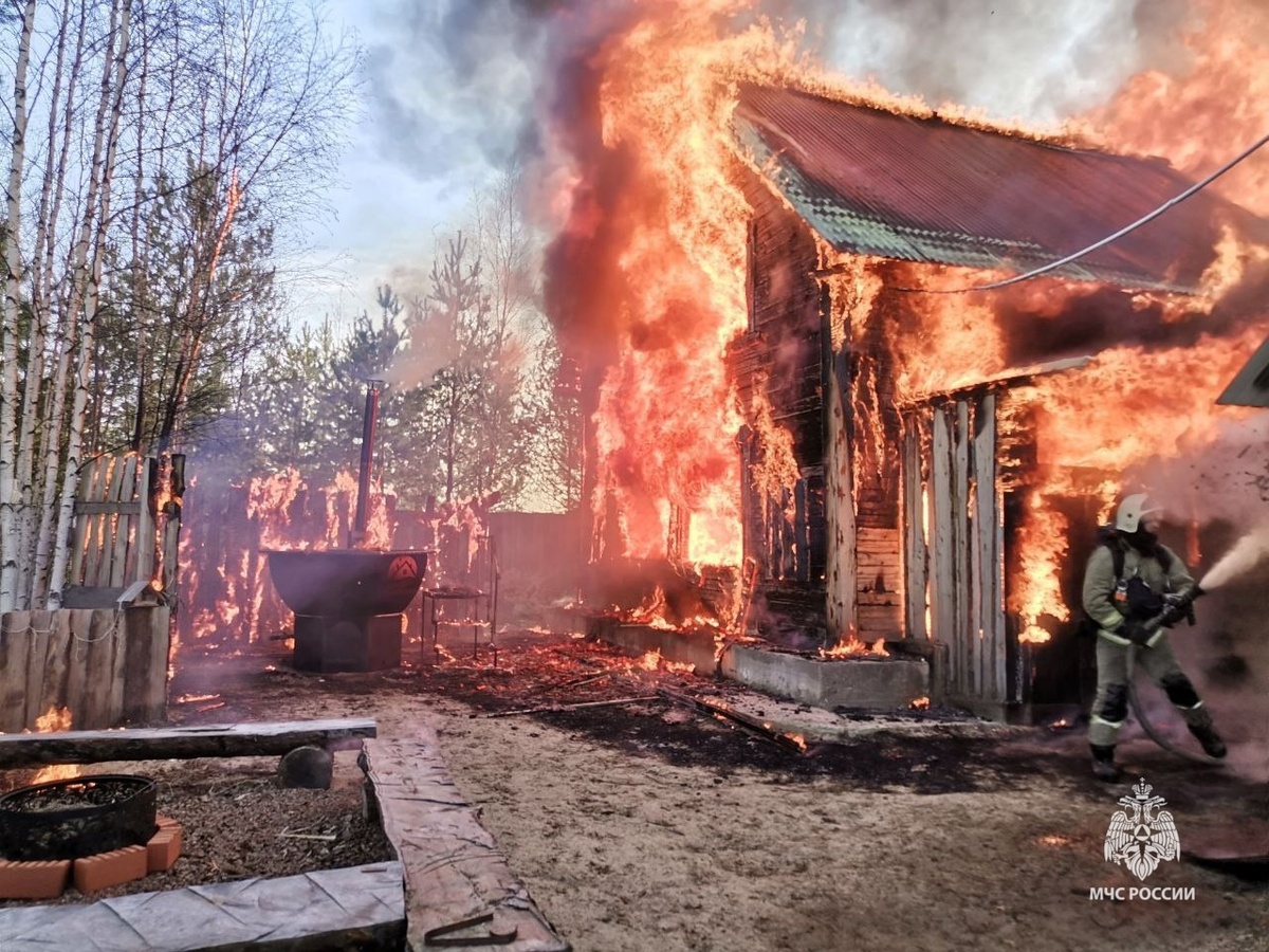    В Нижневартовске сгорел дачный дом и чуть не сгорел торговый центр