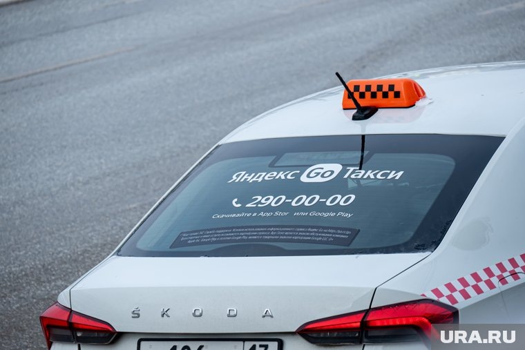 Все такси должны быть белыми с бело-красными «шашечками». Фото: Руслан Яроцкий © URA.RU