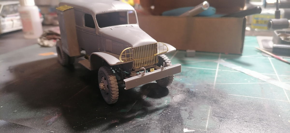 Решетка, бампера, крыши ящиков по бокам..