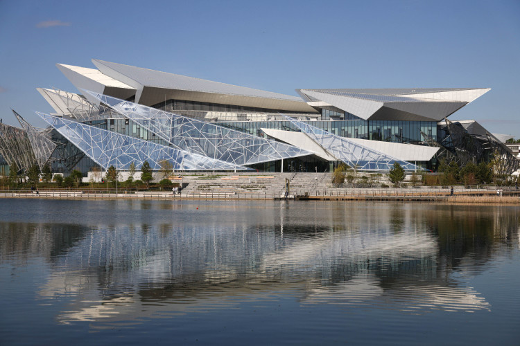    Фасад нового здания театра им. Камала отсылает к ледяным цветам, которые возникают на озере зимой, и одновременно связывает со старым зданием-парусом.   
Фото: «БИЗНЕС Online»