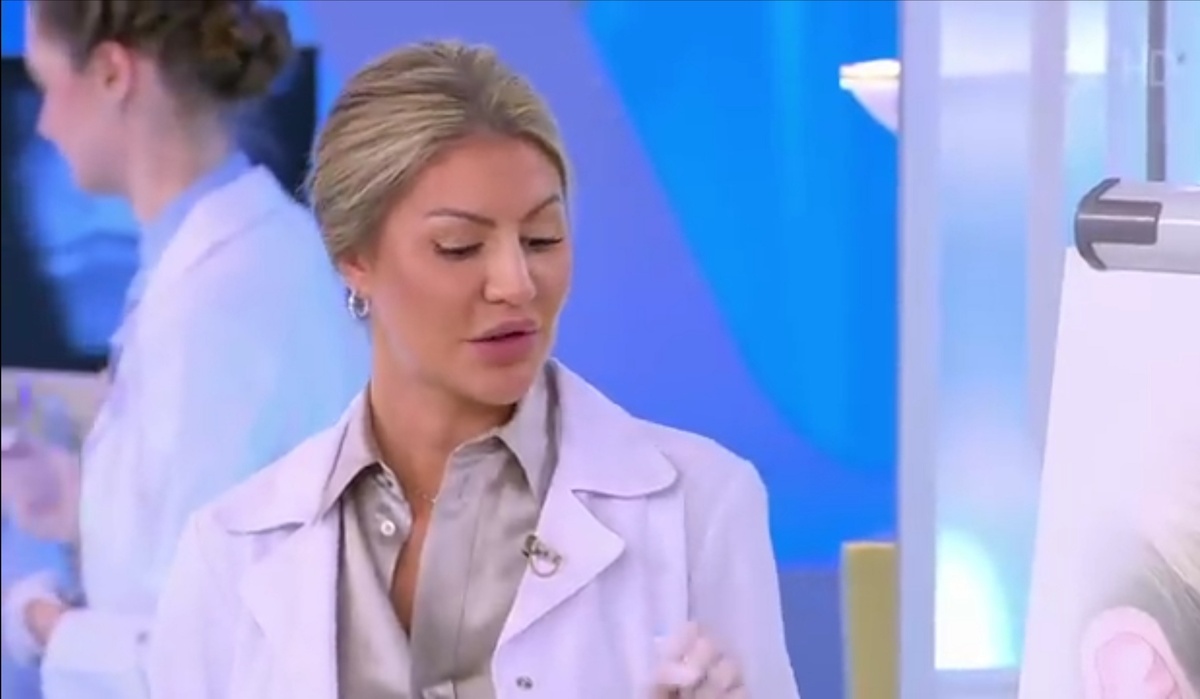 Не кажется ли вам, что на лице врача сильный перебор? 