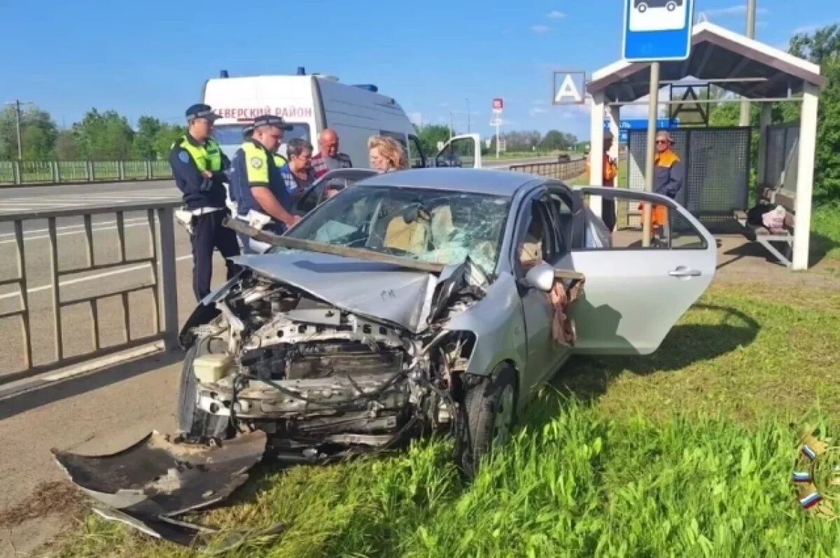    Под Краснодаром погиб пожилой пассажир врезавшейся в забор иномарки