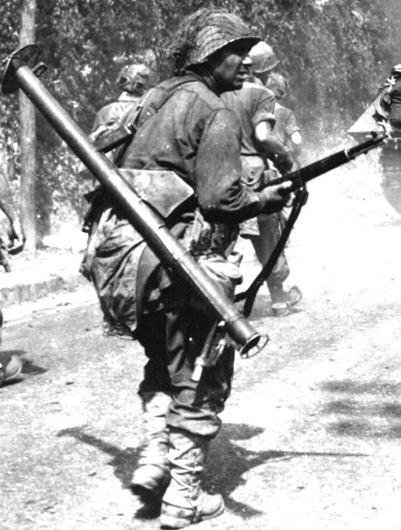 Американский солдат с М1А1 (1944 год).