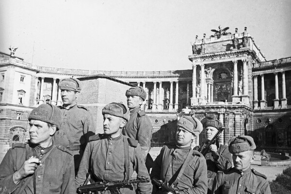 Советские солдаты у императорского дворца Хофбург в Вене, 1945 год / Евгений Халдей/РИА Новости  