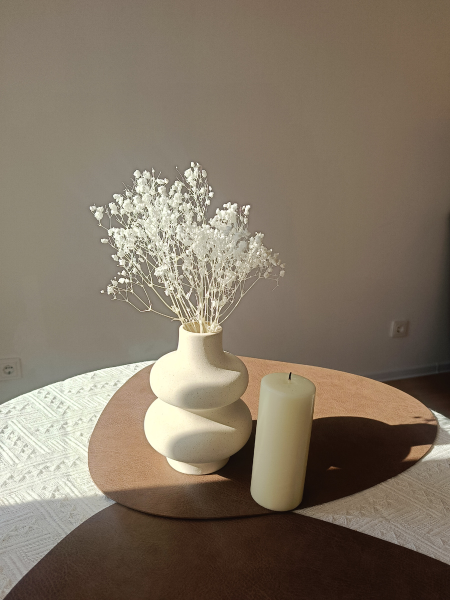 Мини-облачко гипсофилы, на фоне белых стен смотрится аккуратно и изящно. 