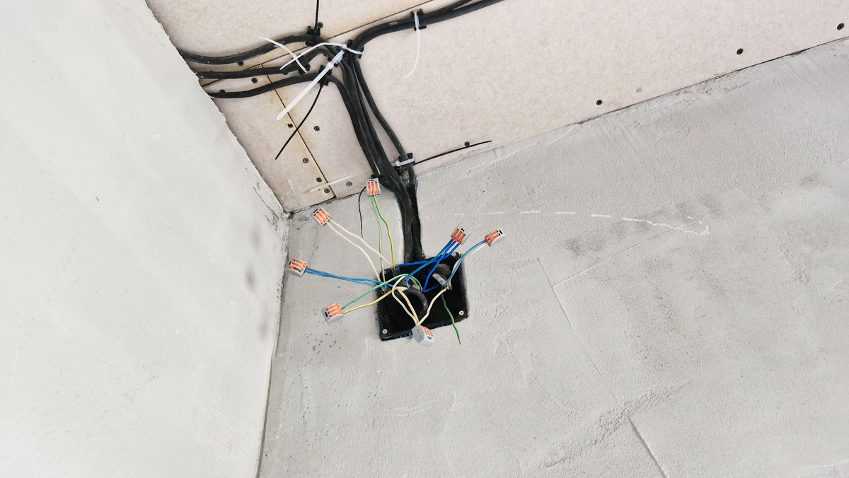 Современные технологии делают распред коробки скрытыми, а соединения многоразовыми.