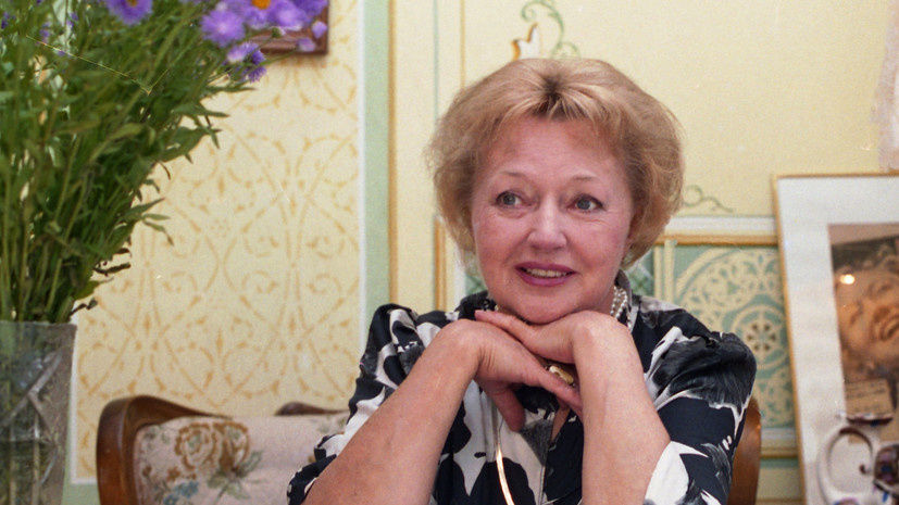     «У меня было много поклонников. Но меня называли девушкой из прошлого века. Потому что, если кто-то до меня дотрагивался руками, я бежала как оглашенная. Такая недотрога была», — вспоминала Людмила Касаткина о своей юности Legion-Media Persona Stars / 024