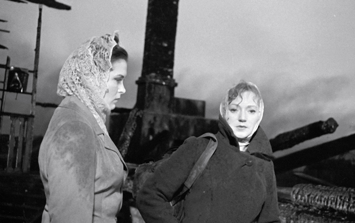    После окончания школы Касаткина поступила в ГИТИС. Во время учёбы Людмила Касаткина познакомилась со студентом режиссёрского факультета Сергеем Колосовым, который спустя несколько лет стал её мужем / РИА Новости / Изольда Извицкая и Людмила Касаткина на съемках фильма «Вызываем огонь на себя»