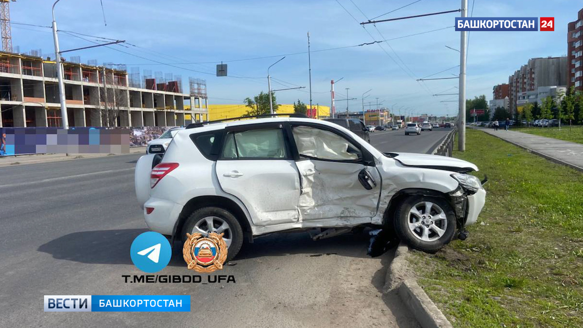    В Уфе в Сипайлово женщина на кроссовере при развороте столкнулась со встречной иномаркой