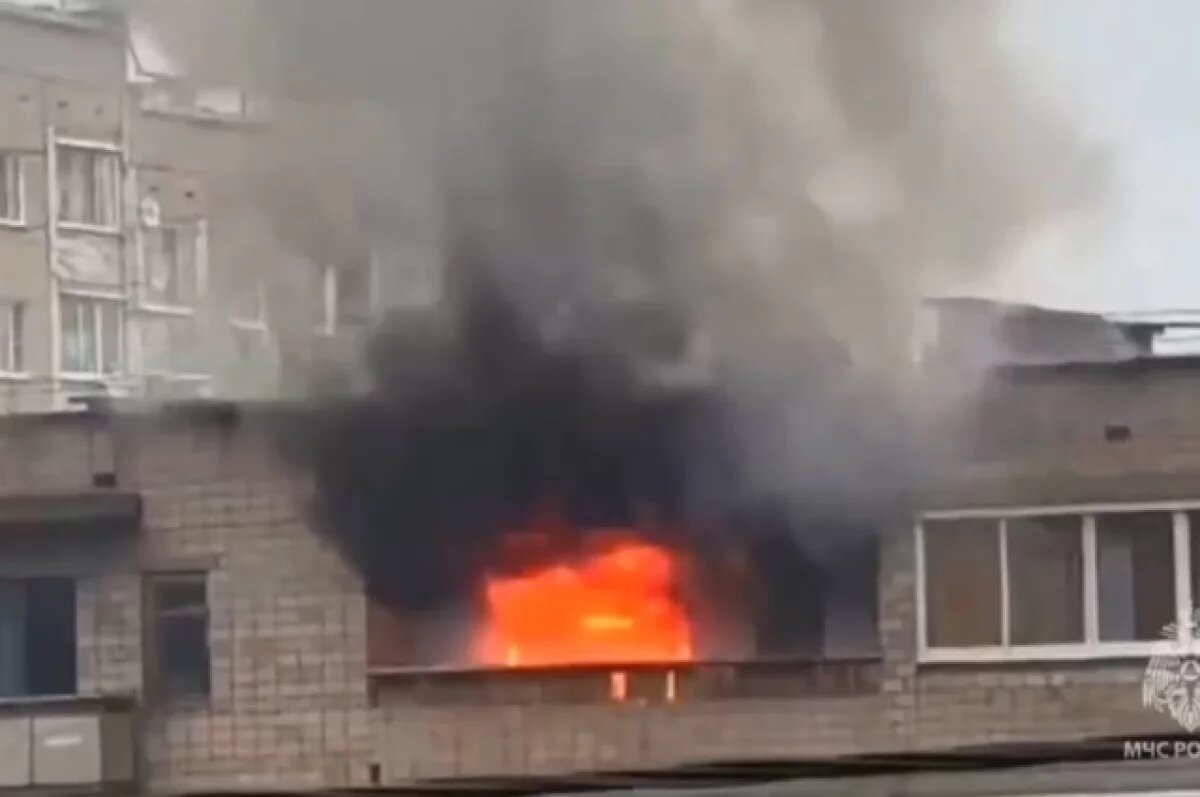    В Ижевске пожарные вытащили мужчину из полыхающей квартиры